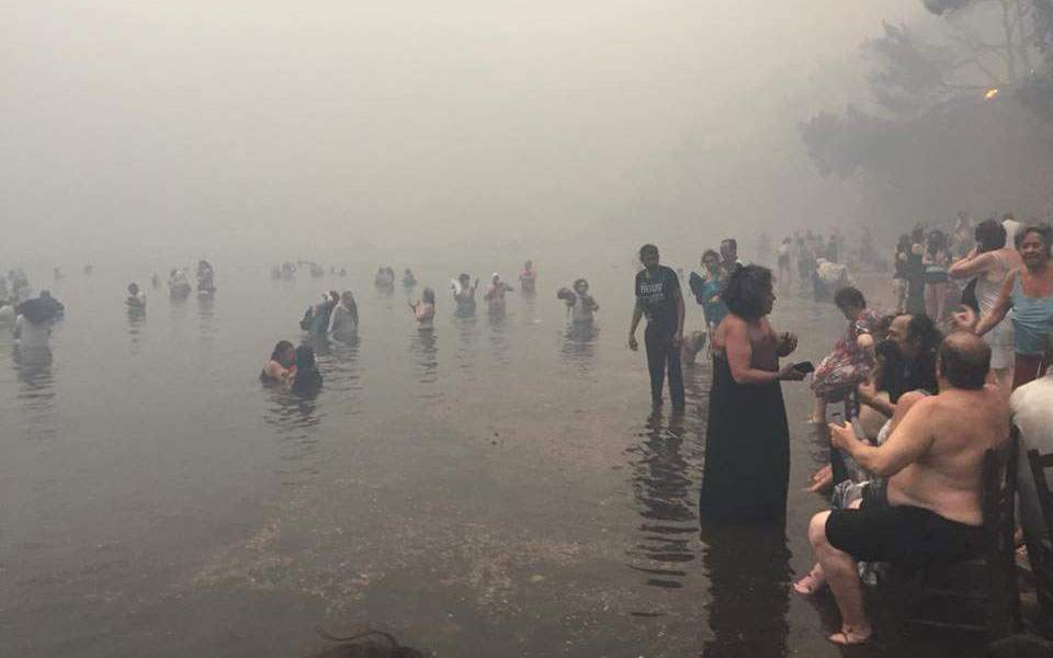 Foto tronditëse, banorë dhe turistë futen në det për ti shpëtuar zjarrit në Greqi