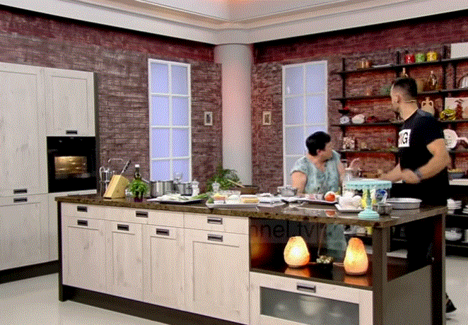 VIDEO/Ja si u braktis studio gjatë transmetimit direkt ndërsa vijonte tërmeti