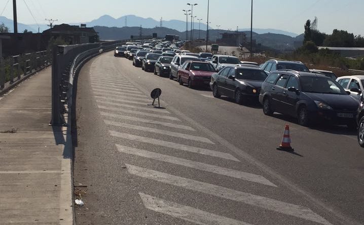 Fundjava e plazhit/Radhë të gjata në aksin Tiranë-Durrës, ja si t’iu shmangeni