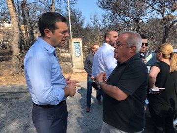 FOTO/Tsipras shikon nga afer tmerrin që shkaktoi zjarri në Athinë, takim me banorët