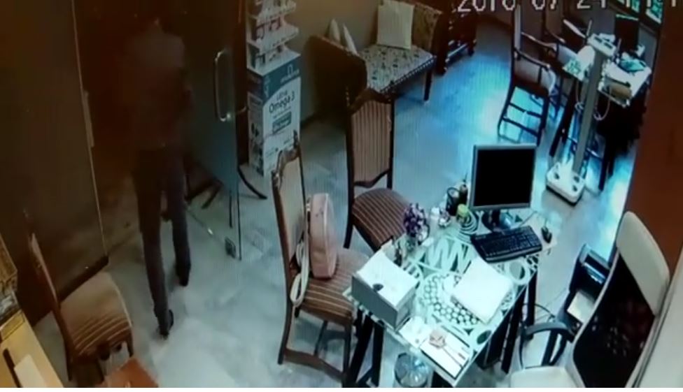 VIDEO/I vodhën çantën e punonjëses me 2 mln lekë, dietologia Blerina thirrje për kapjen e autorit