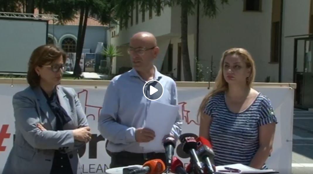 VIDEO/PD firmos peticionin kundër shembjes së teatrit