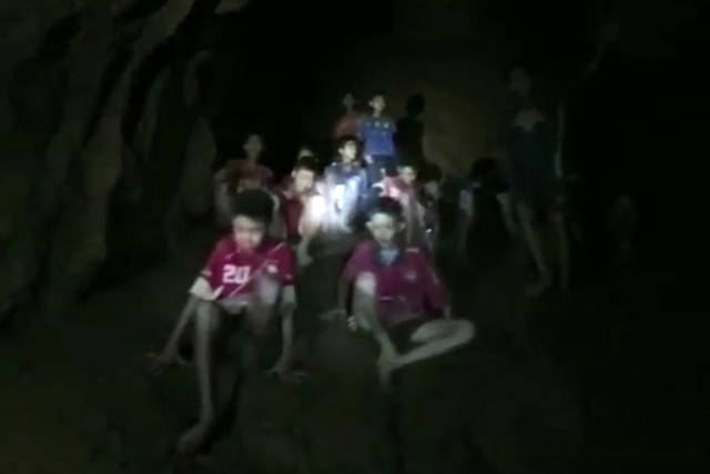 Tajlandë, ekipet e shpëtimit nxjerrin 6 djem nga 12 të tjerët të bllokuar në shpellë (Foto)