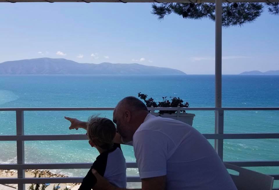 Rama poston foto me Zahon teksa tregon me gisht, komentet e ndjekësve të lënë pa fjalë