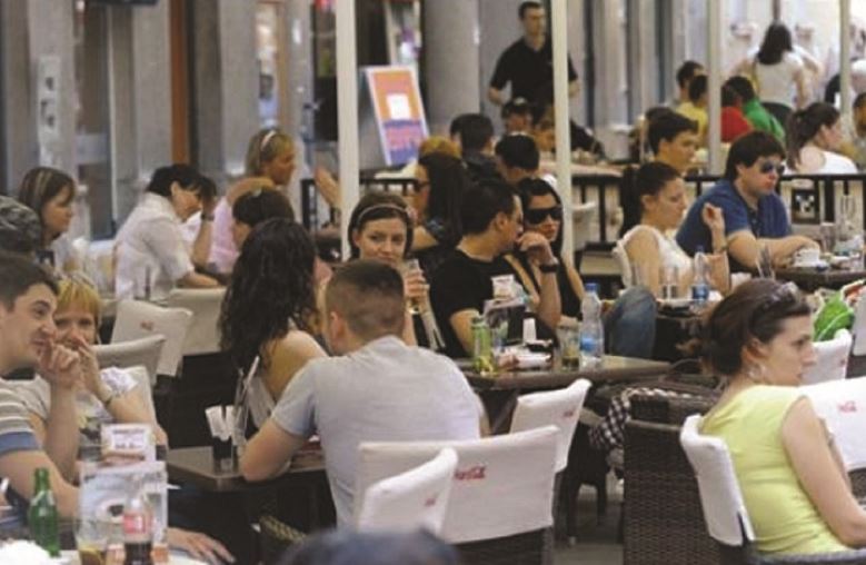 Sondazhi/ 70 % e të rinjve shqiptarë kërkojnë të emigrojnë drejt BE-së