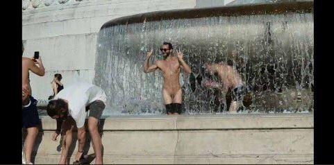 Çmenden të rinjtë në mes të Romës, lahen nudo në shatërvan