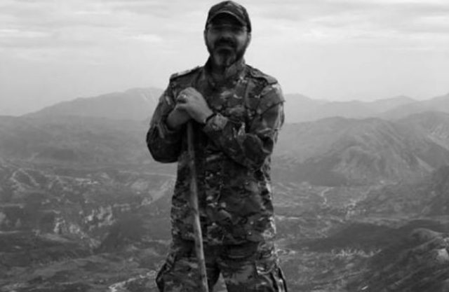 “Kanë rënë çatitë, por mbahen themelet”/ Saimir Tahiri nuk ndahet nga malet