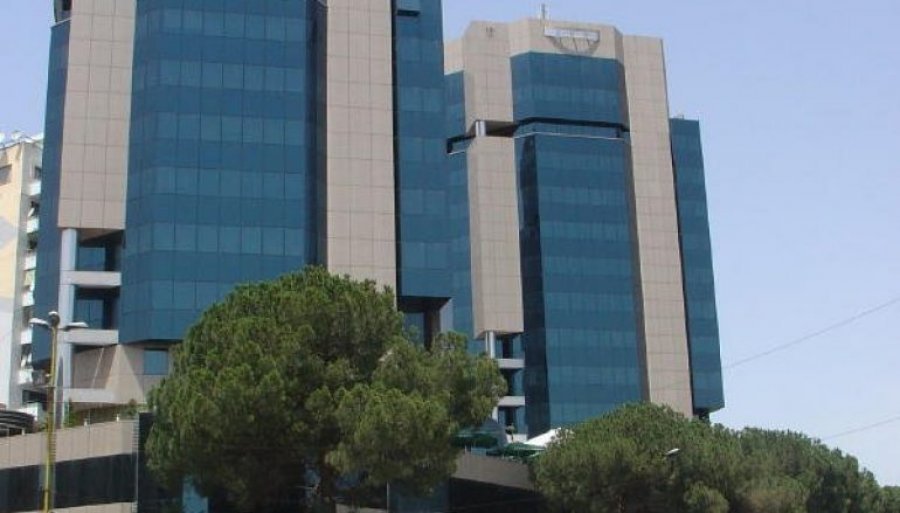 Zjarr tek Kullat Binjake në qendër të Tiranës