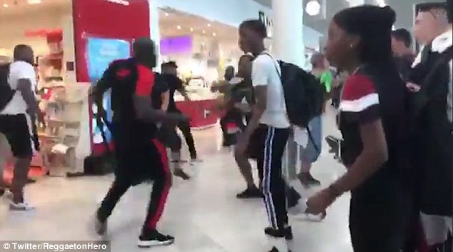 VIDEO/ Sherr në aeroport, arrestohen dy reperë të famshëm