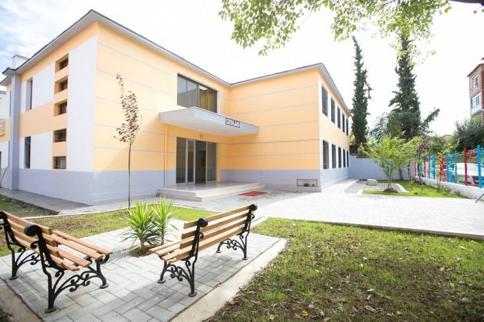 Flet drejtoresha e çerdhes në Tiranë: Nuk ka patur shpërthim brenda godinës, zjarri është vënë me qëllim