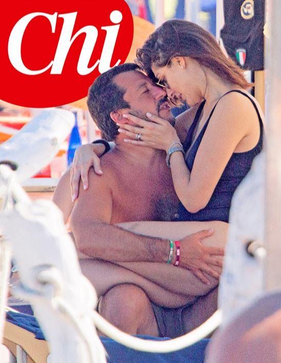 Ministri i njohur shijon pushimet verore me puthje të nxehta nën çadër