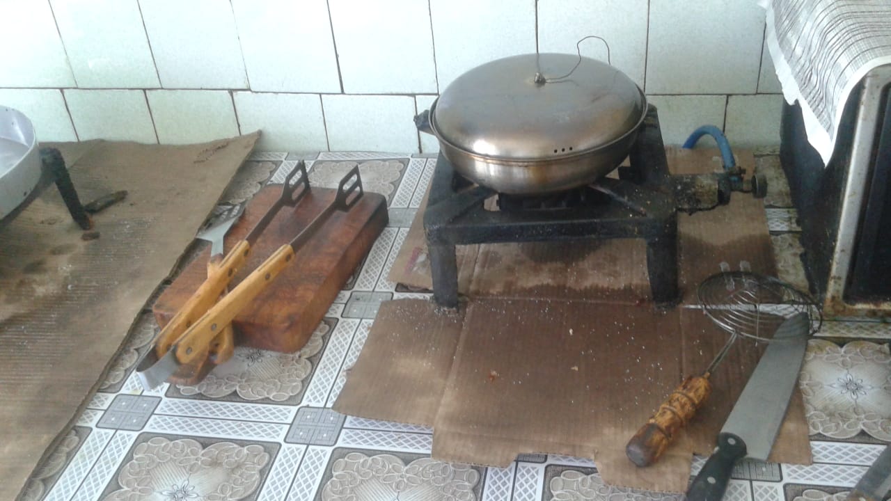 FOTO/Gatuanin mes mykut dhe lagështirës, AKU mbyll restorantet në Burrel dhe Mat