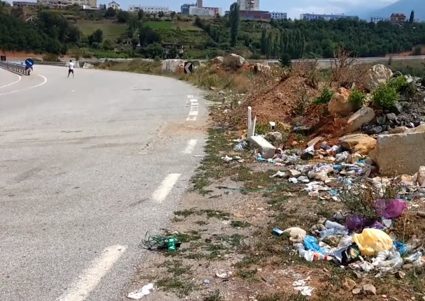 Këto janë pamjet që sheh një shqiptar i Kosovës, sapo hyn në aksin Kukës- Morinë