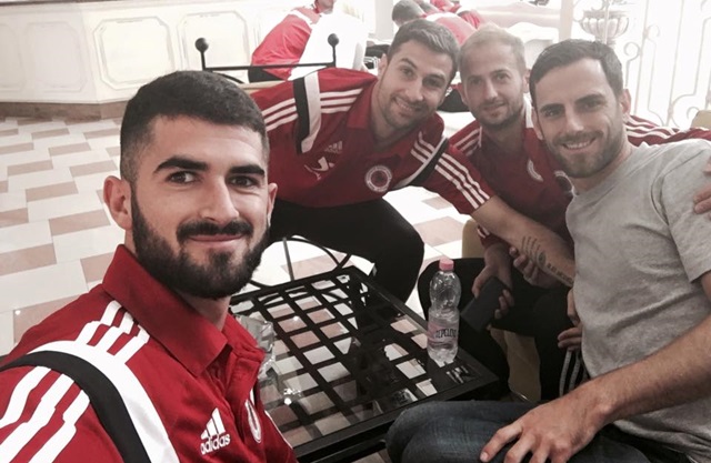 Futbollisti i kombëtares shqiptare kapet mat me këngëtaren e njohur