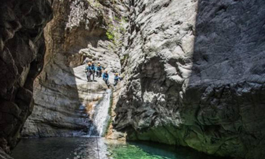 Korsikë, dallga e papritur në kanion vret 4 persona, një i zhdukur