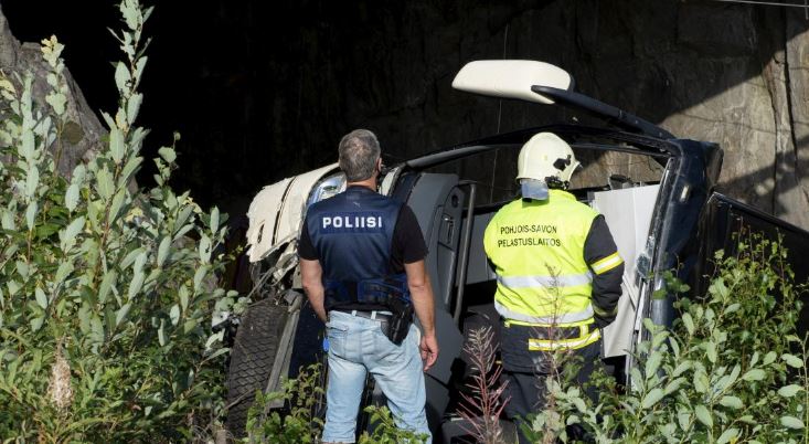 Autobusi merr përpara 5 makina, 4 të vdekur dhe 20 të plagosur
