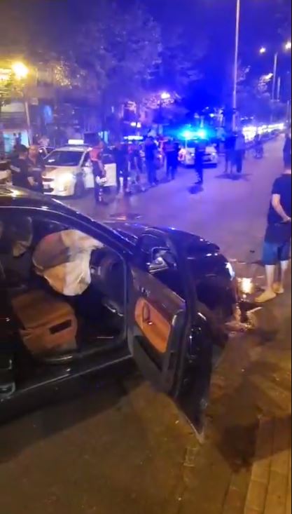 LAJMI I FUNDIT/ Aksident i rëndë në Tiranë, armë në makinë