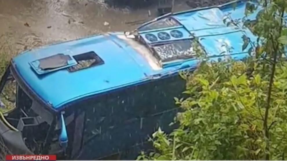 Tragjedi në Bullgari/ Autobusi me turistë del nga rruga, 15 të vdekur dhe 27 të plagosur