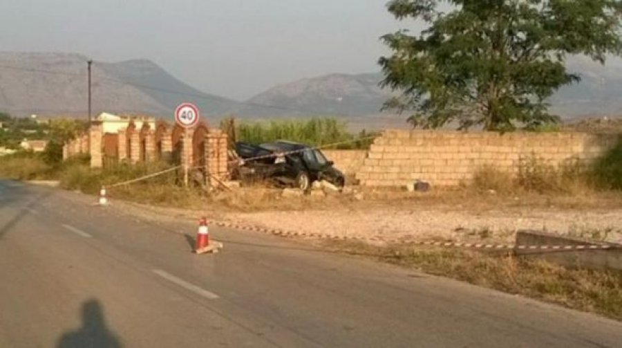 Makina del nga rruga dhe përfundon në oborrin e një banese, plagosen 4 persona