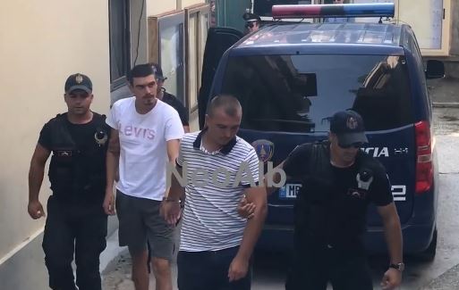 VIDEO/Kokëulur para gjykatës, jepet vendimi për të riun që përplasi për vdekje dy kushërinjtë në Fier