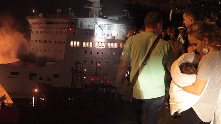 FOTO/Merr zjarr trageti me 875 pasagjerë në Greqi, mes tyre dhe shqiptarë