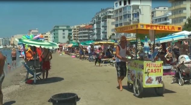 Jepet alarmi, pushuesit në Durrës po helmohen nga shitësit ambulantë