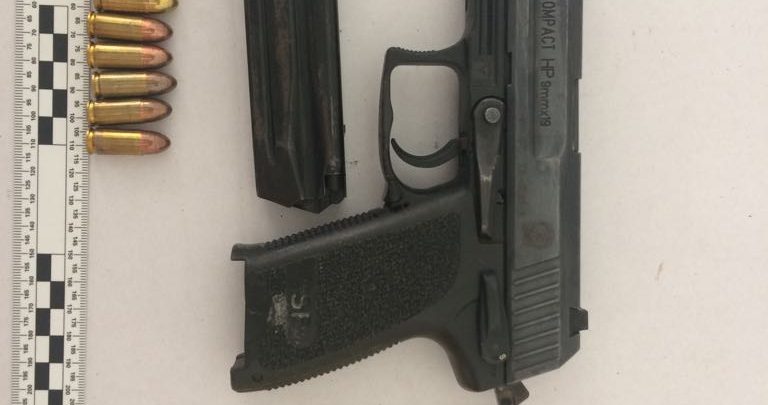 Shtohen rastet e të rinjve me armë pa lejë në duar, policia arreston 19 vjeçarin në Vlorë