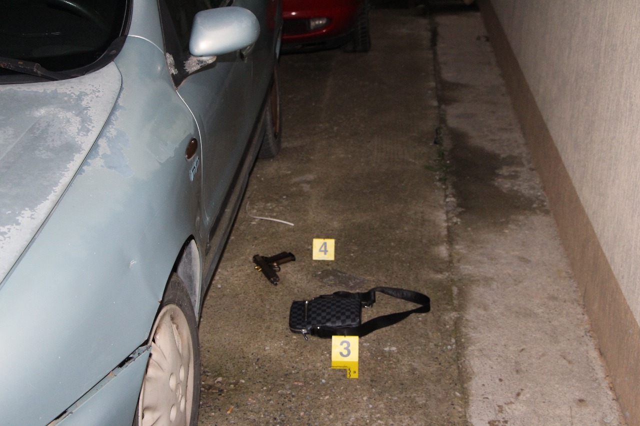 EMRAT/Vazhdojnë rastet e armëmbajtjes pa lejë, kapen me pistoleta në lokal dy burrat nga Elbasani