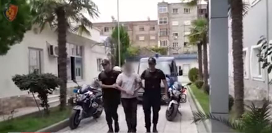 VIDEO/Kush janë tre ‘të fortët’ e Vlorës të arrestuar nga policia, një tjetër i shpallur në kërkim