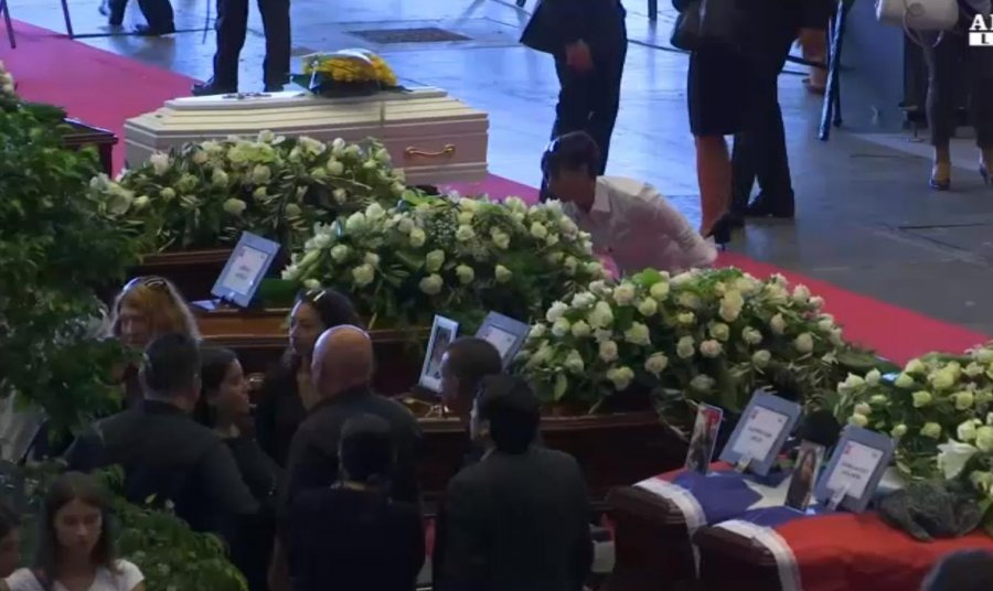 VIDEO+FOTO/Përcillen viktimat e tragjedisë në Itali, lamtumira dhe për dy shqiptarët në funeralin shtetëror