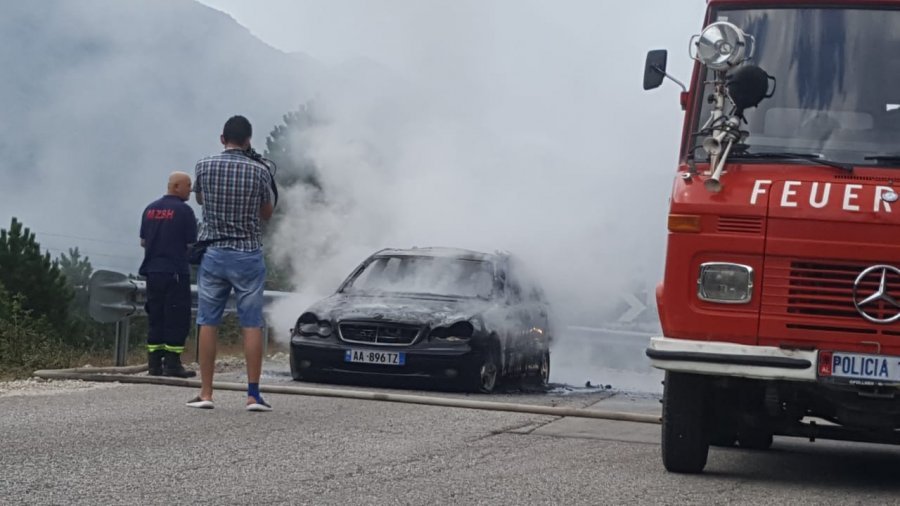 FOTO/ Makina luksoze digjet në Llogara