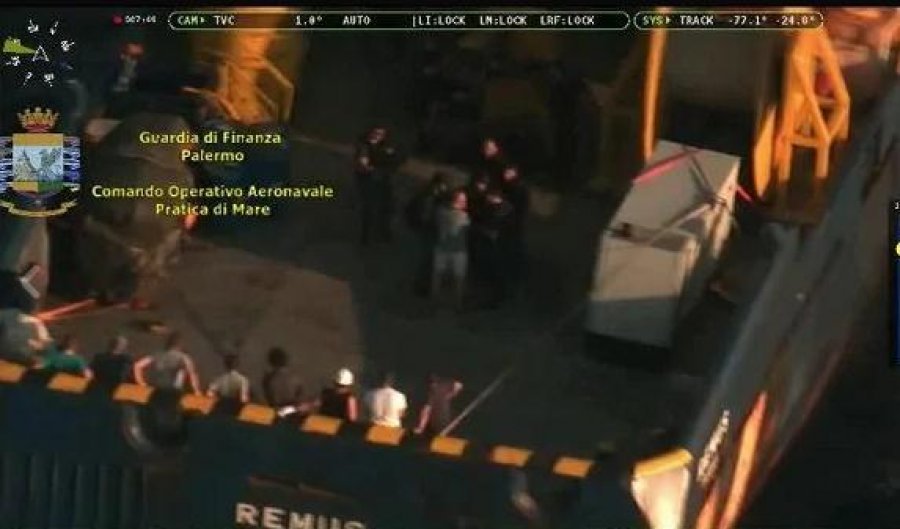 VIDEO/Kapet anija me 20 ton kanabis në Itali, 11 vetë në pranga