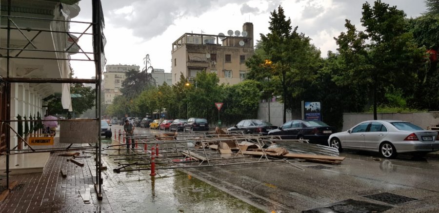 FOTO/Për pak sa nuk u kthye në tragjedi, bie skela në mes të rrugës në Tiranë nga moti i keq