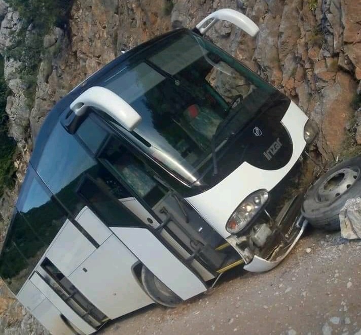 FOTO/Librazhd, autobusi me 30 turistë i ‘shpëton’ humnerës duke u përplasur me shkëmbin