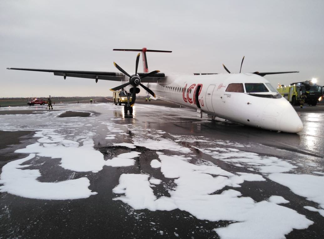 Aeroplani nxjerr flakë në fluturim, bën ulje emergjente