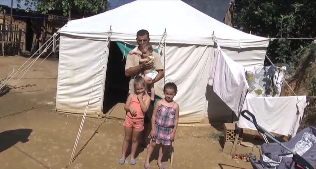Tërmeti i lë jashtë, familja me 12 pjestarë në Mat feston Kurban Bajramin në çadër