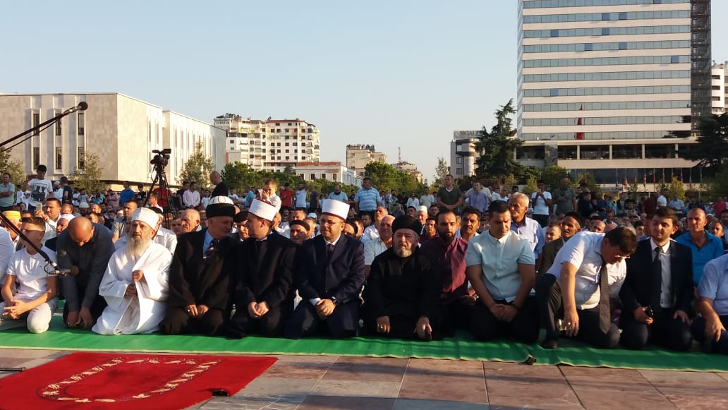 Kurban Bajrami, falet namazi në sheshin Skënderbej, mesazhi i hoxhës për besimtarët