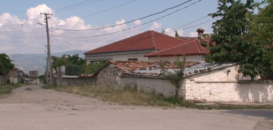 VIDEO/Vedhje “spektakolare” në Boboshticë, hajdutët helmojnë qentë dhe “parkojnë” maunen