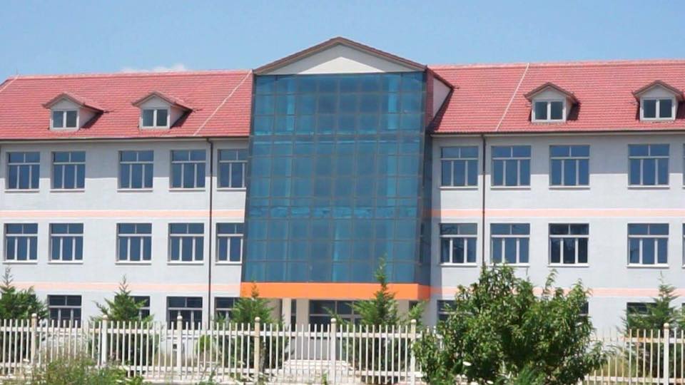 Ndodh për herë të parë, Lindita Nikolla jep me qera shkollën e mesme