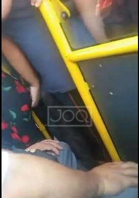 Video/Skenë e shëmtuar, burri ngacmon vajzën në urbanin e Kamzës