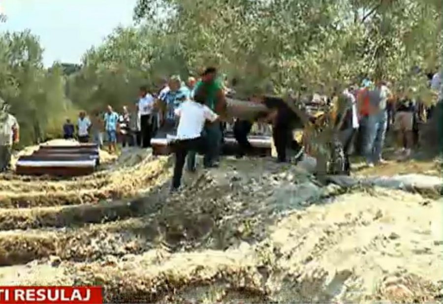 FOTO/U jepet lamtumira e fundit 8 viktimave të familjes Zykaj, plotësohet amaneti i gjyshit