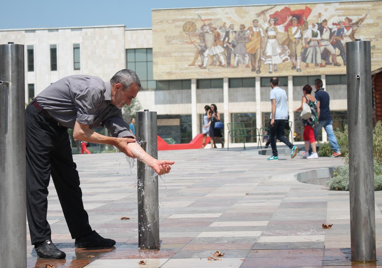 Vapa e madhe detyron njerëzit të freskohen te çezma! Foto nga Tirana
