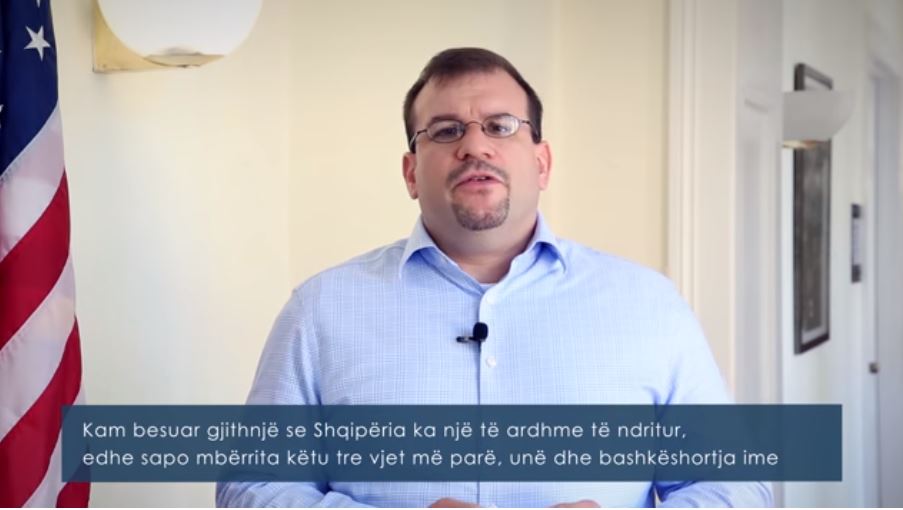 VIDEO/Largohet nga Shqipëria dhe zëvendësi i Donald Lu-së, mesazhi i tij për shqiptarët