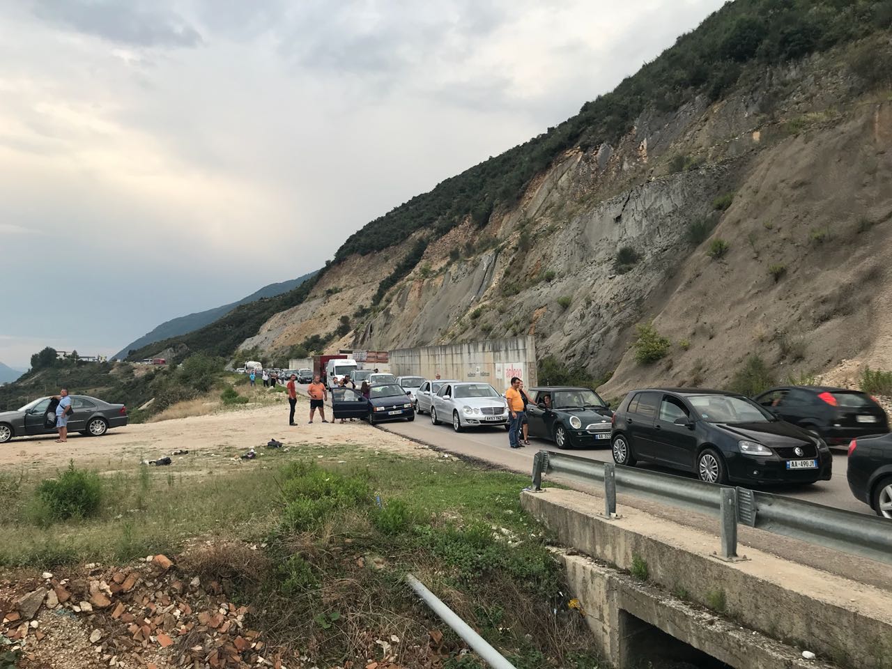 FOTO/ Aksident në hyrje të Tepelenës, bllokohet trafiku