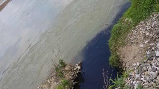 FOTO/Kërcënim për shëndetin në Elbasan, mbetjet e fabrikave pranë burimeve ujore