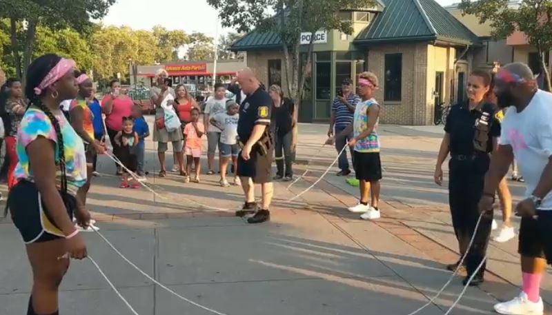 Policët lënë “nam” në mes të rrugës, sfidojnë njeri-tjetrin me hedhje në litar