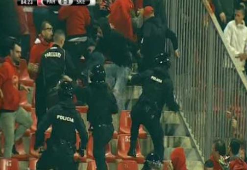 Dhuna mes tifozëve në stadiumin e Korçës, dënohen rëndë Partizani dhe Skënderbeu