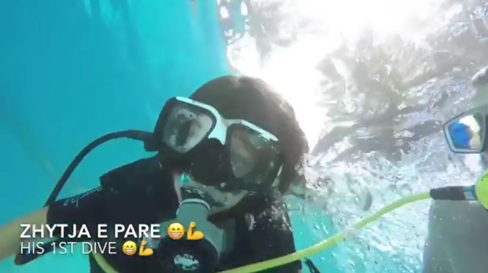 Pushimet e Tahirit, poston videon ku i mëson zhytjen të birit