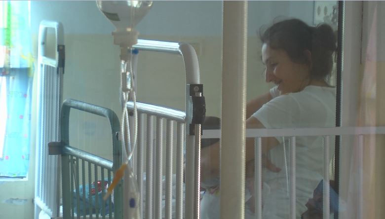 Në Fier, 100 vizita në një ditë, pediatria mbushet plot me femijë