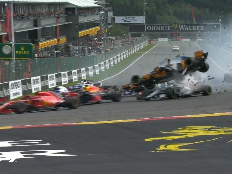 Gara për Cmimin e Madh të Belgjikës, makinat bëhen petë në pistë